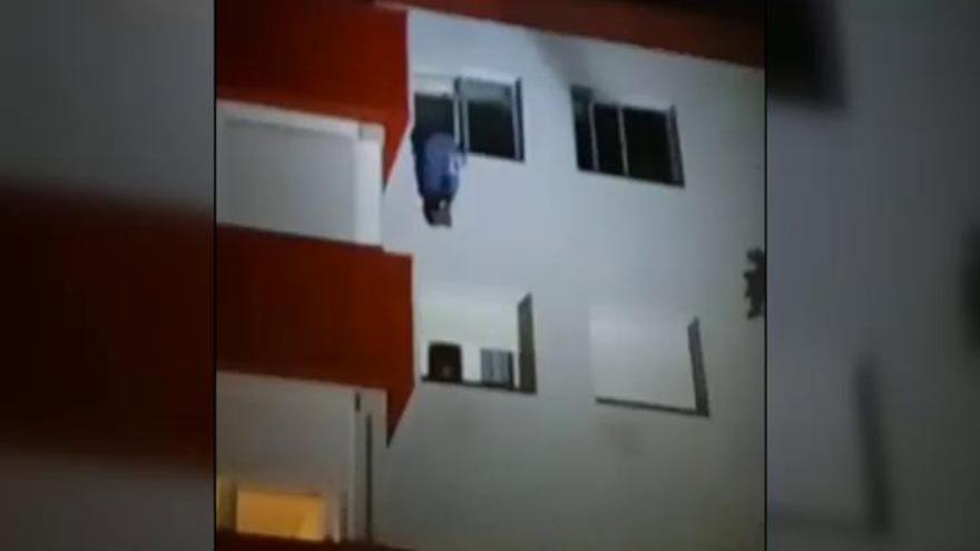 Espectacular rescate de un joven que se quedó colgado en una ventana durante un incendio