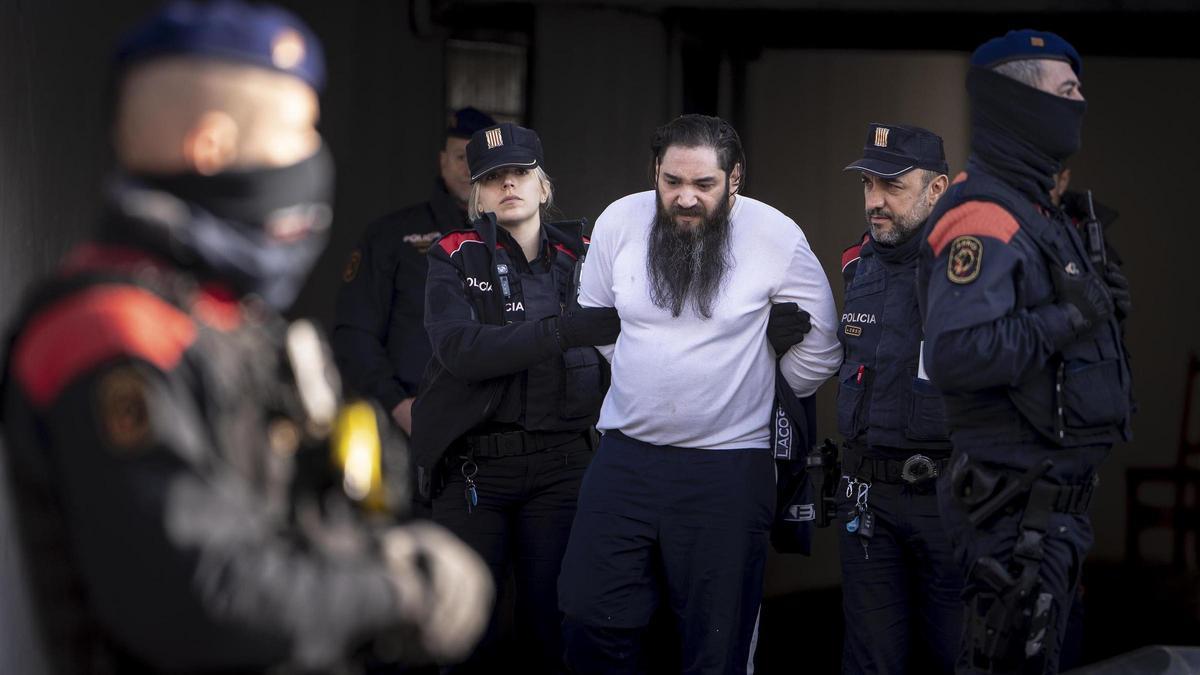 Gran operativo de los Mossos en la Mina para arrestar a los involucrados en un tiroteo de febrero Gran operativo de los Mossos en la Mina para arrestar a los involucrados en un tiroteo de febrero