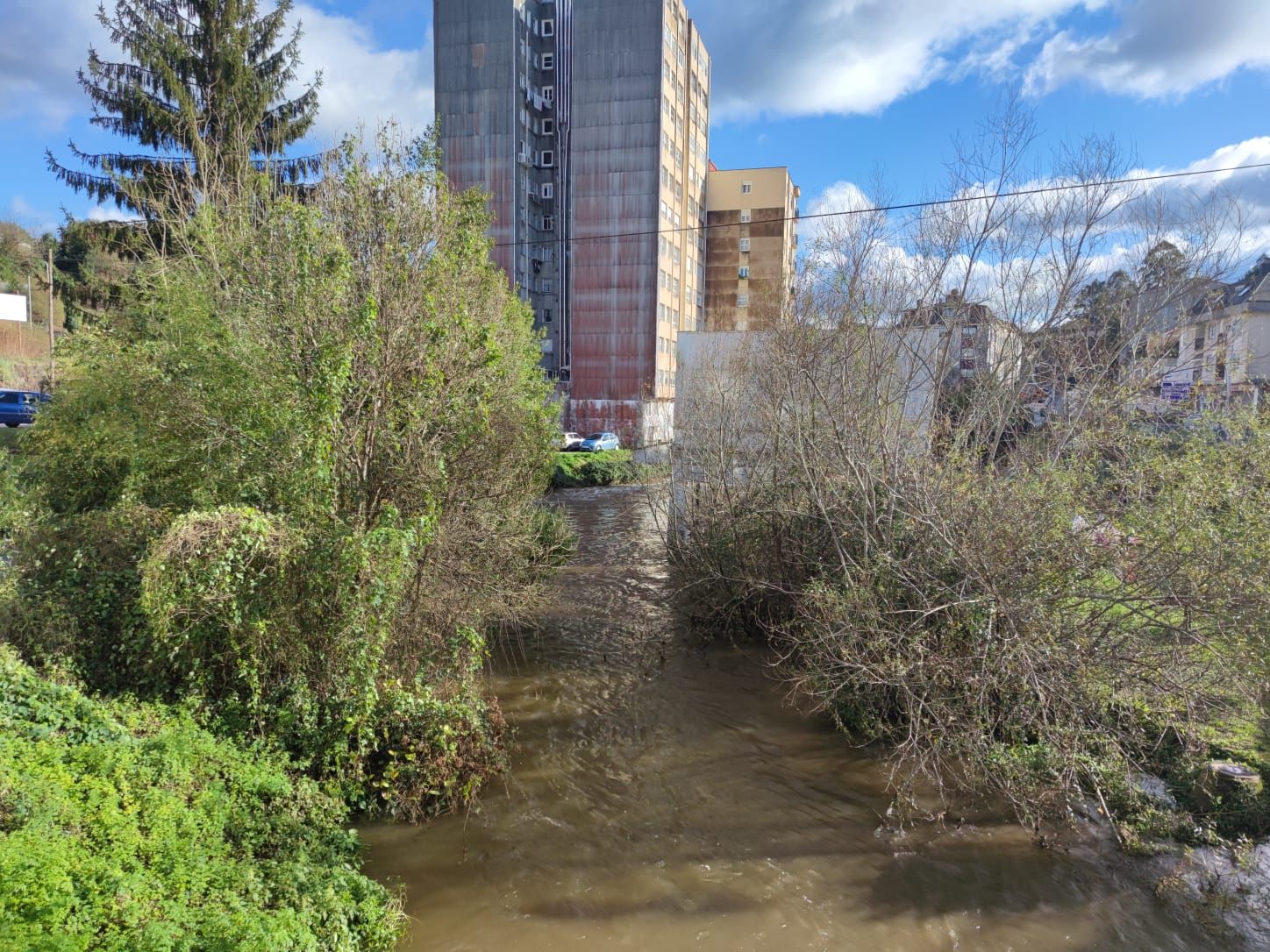 El río Mendo de Betanzos al límite de su caudal