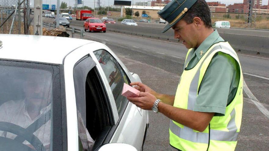 Un agente revisa la documentación de un conductor.