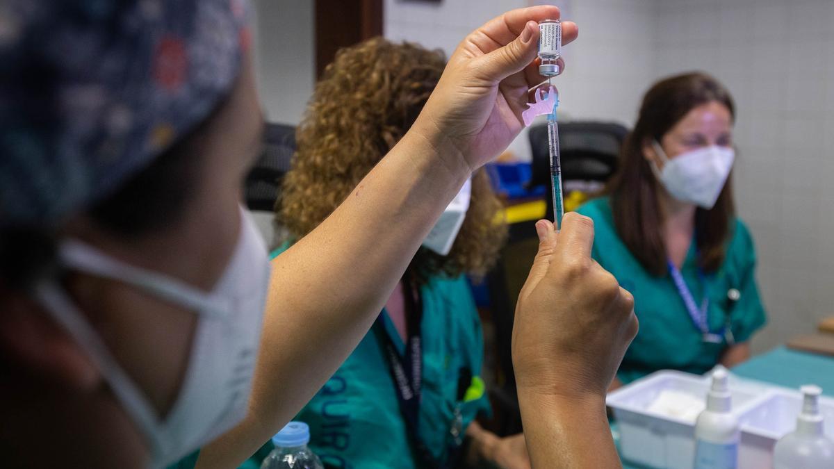 Una sanitaria prepara una dosis de la vacuna contra el coronavirus.