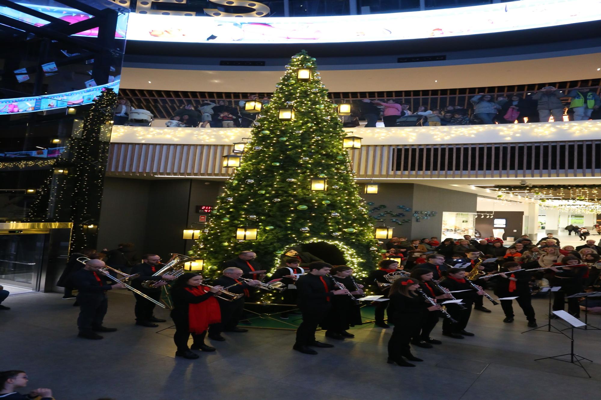 Parque Principado se enciende por Navidad: así es la decoración luminosa del centro comercial de Siero