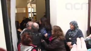 Moments de tensió a la delegació d’Ensenyament a Mataró corresponents al 16 de febrer. Esteban Martínez, el regidor d’ICV-EUiA denunciat, és el primer per l’esquerra.