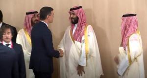 El presidente del Gobierno, Pedro Sánchez, y el príncipe heredero de Arabia Saudí, Mohamed Bin Salman, en la reunión del G20 en Osaka (Japón), en junio de 2019.