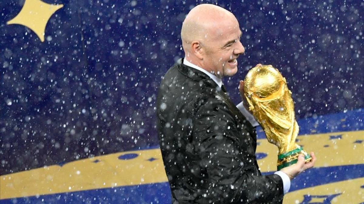 El presidente de la FIFA, Gianni Infantino, sosteniendo la Copa del Mundo