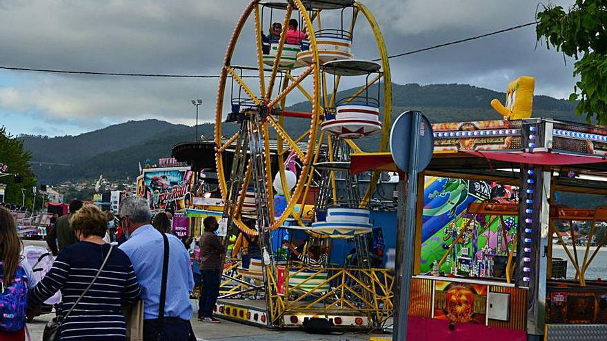 Pequeños, ayer por la tarde, “estrenando” las atracciones. |   // G.N.