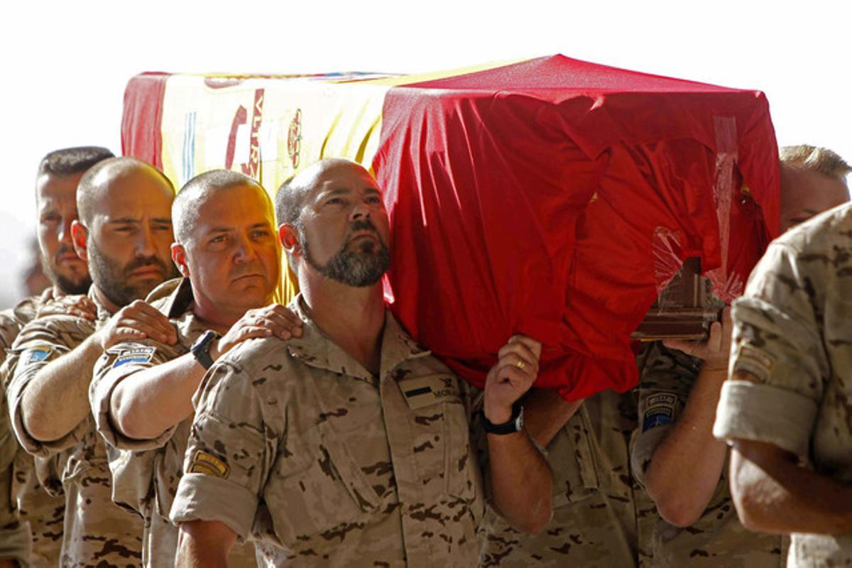 Soldats traslladen a l’espatlla el fèretre amb les restes del seu company, el sergent Manuel Argudin Perrino, mort ahir en atemptat amb la soldat Niyireth Pineda Marín.