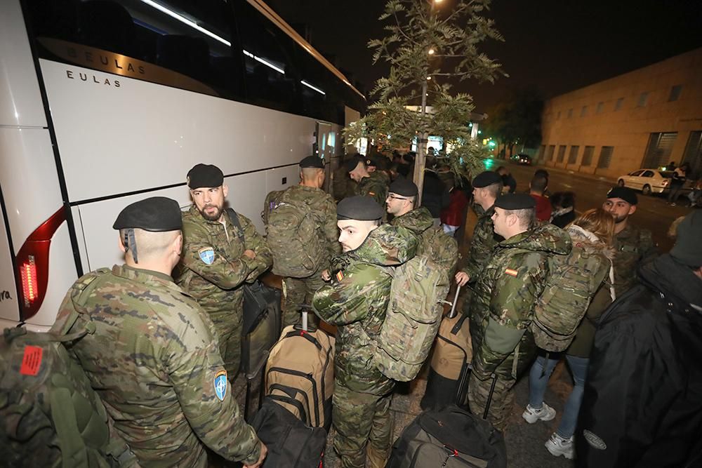 Un centenar de militares de Cerro Muriano parten a Letonia arropados por sus familias