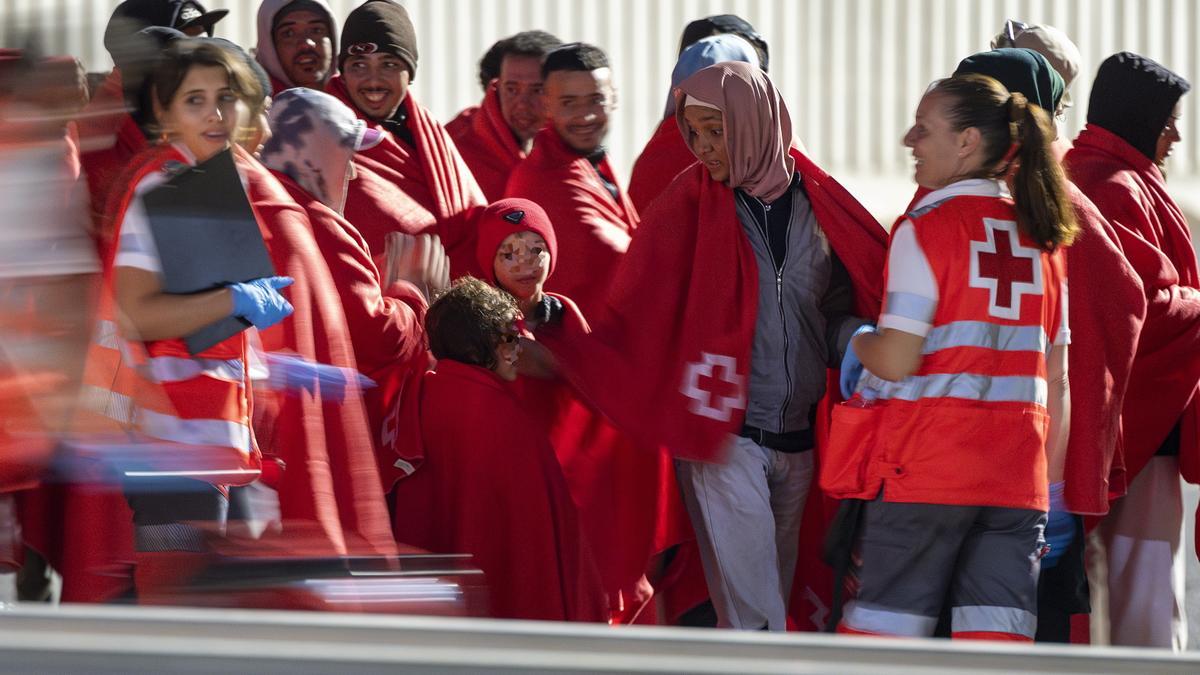 El pleno del Parlamento debate este jueves dos iniciativas sobre inmigración en mitad de la crisis humanitaria en Canarias.