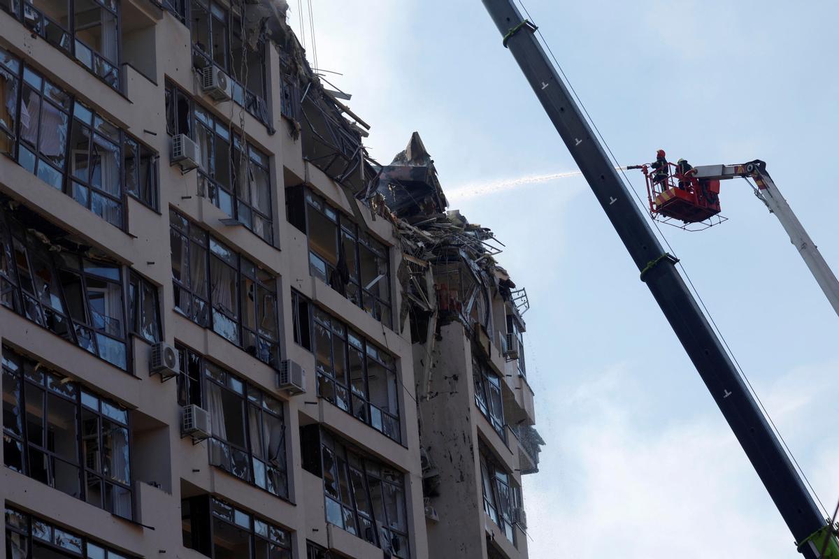 Edificio residencial en Kiev, dañado por un ataque con misiles rusos.