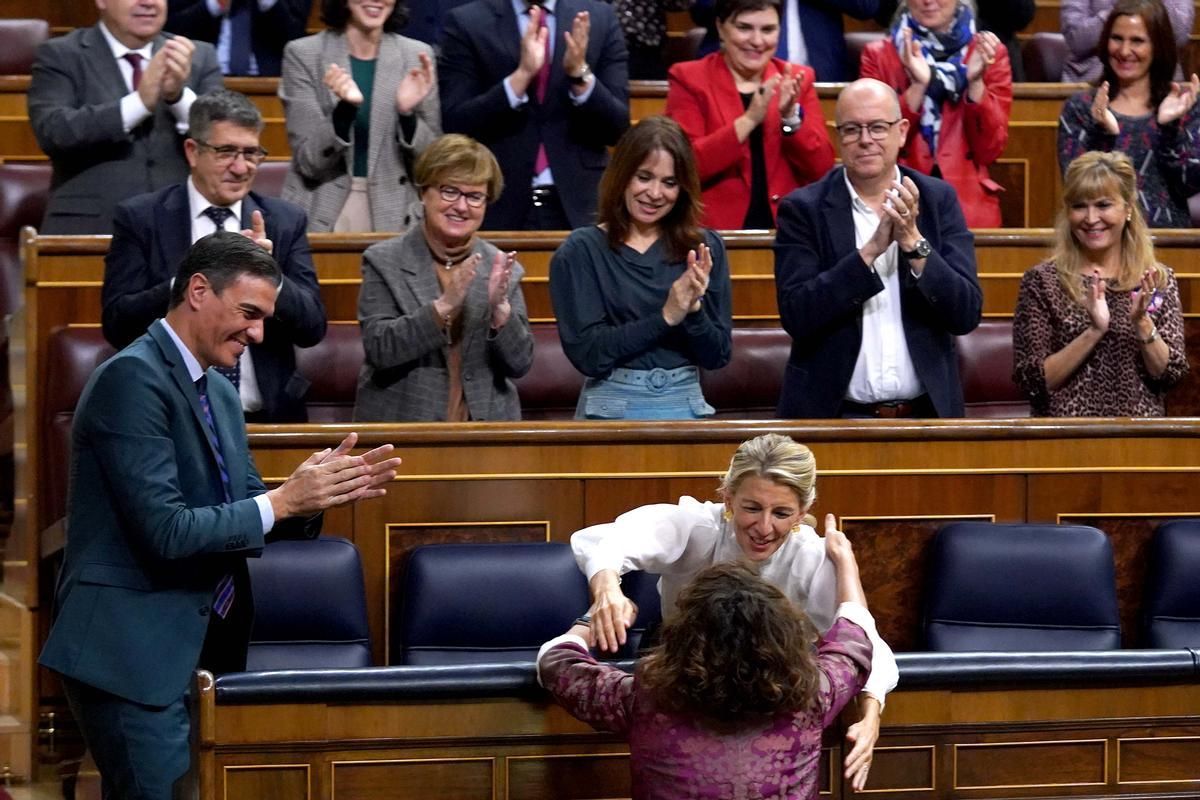 Yolanda Díaz y María Jesús Montero se abrazan junto a Pedro Sánchez y la bancada socialista en el Congreso.