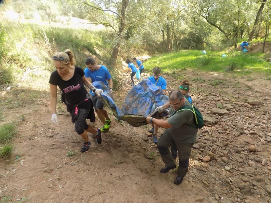 Neteja a l'entorn de la riera de Rajadell.