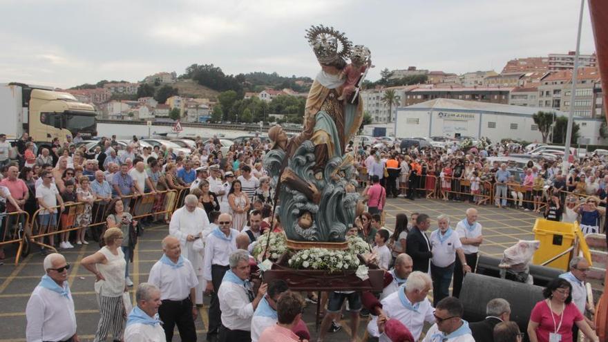 La Virgen del Carmen en Moaña, a punto de embarcar. // S.Á.