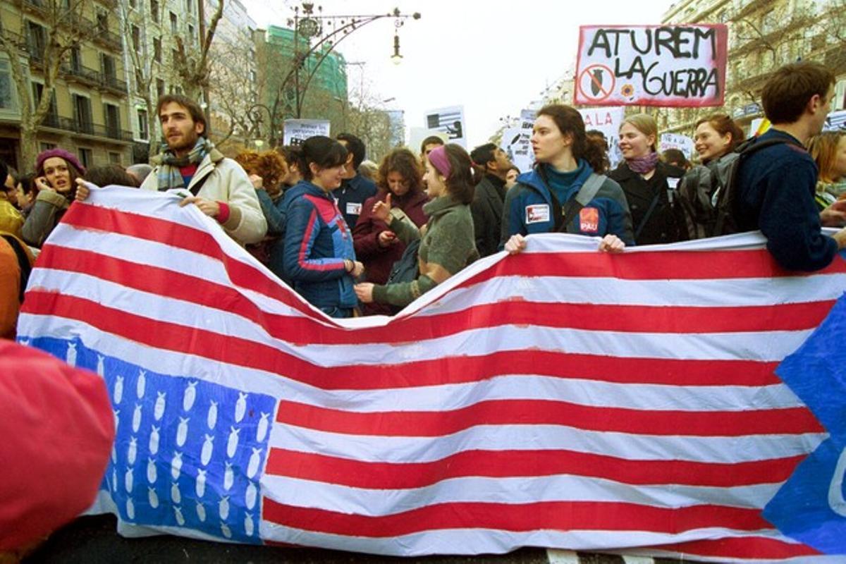 Un manifestante sustituyó las estrellas de la bandera estadounidense por obuses.