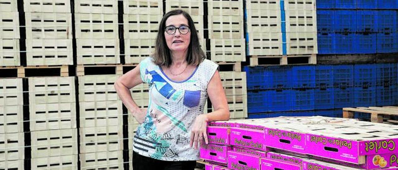 Ana Vanaclocha, en el
almacén de fruta donde 
trabaja por las 
mañanas. m.a.montesinos