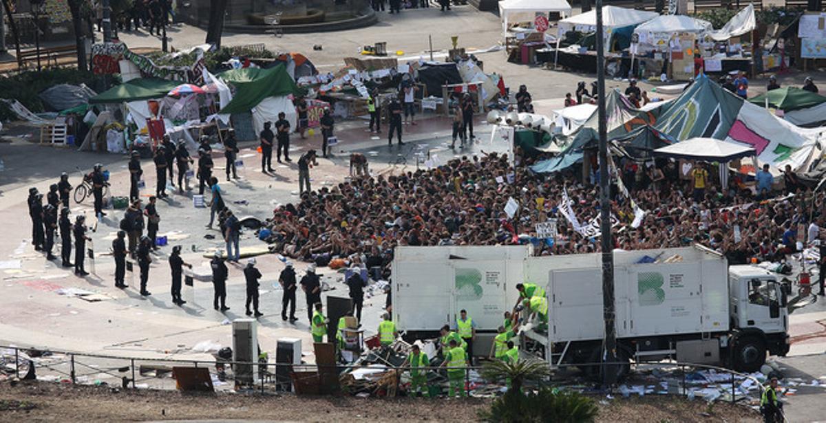 El desallotjament de la plaça de Catalunya, vist per Guillermo Moliner.