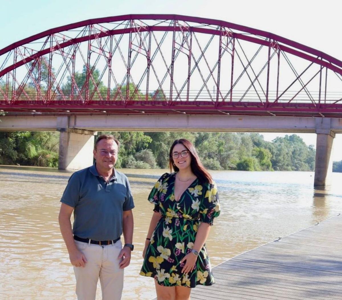 Francisco Palomares, con la concejala de Turismo, Carmen Porras.