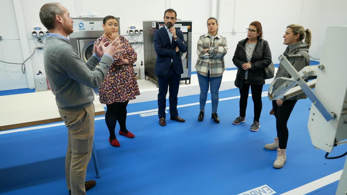 Un momento de la visita del alcalde de Cañete a la lavandería municipal.