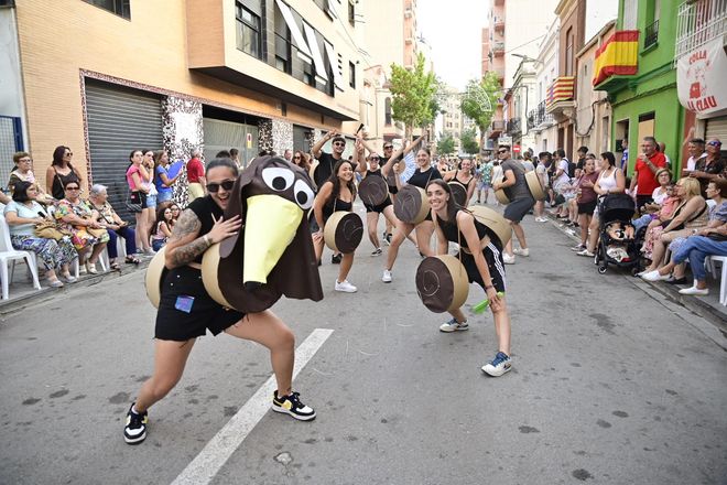 Participativa desfilada al Grau per les festes de Sant Pere