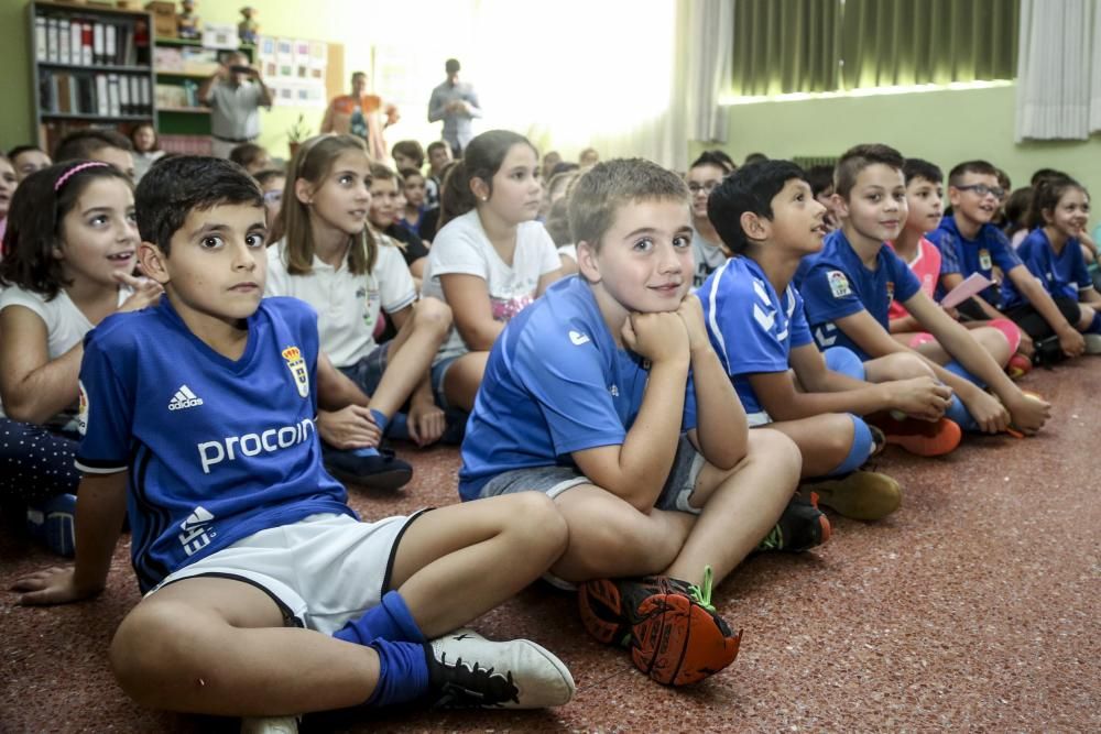 Los jugadores del Real Oviedo Mossa y Rocha visitan el colegio de Las Campas
