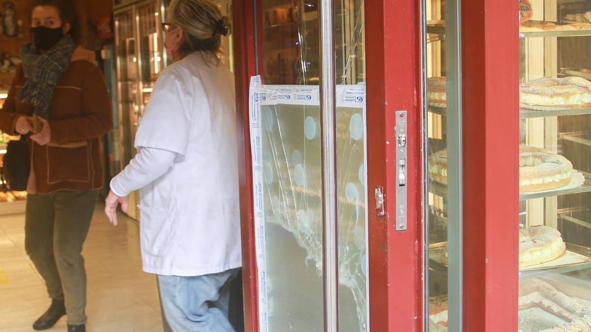 La puerta del obrador de pastelería Beyma fue golpeada con una tapa de alcantarilla.