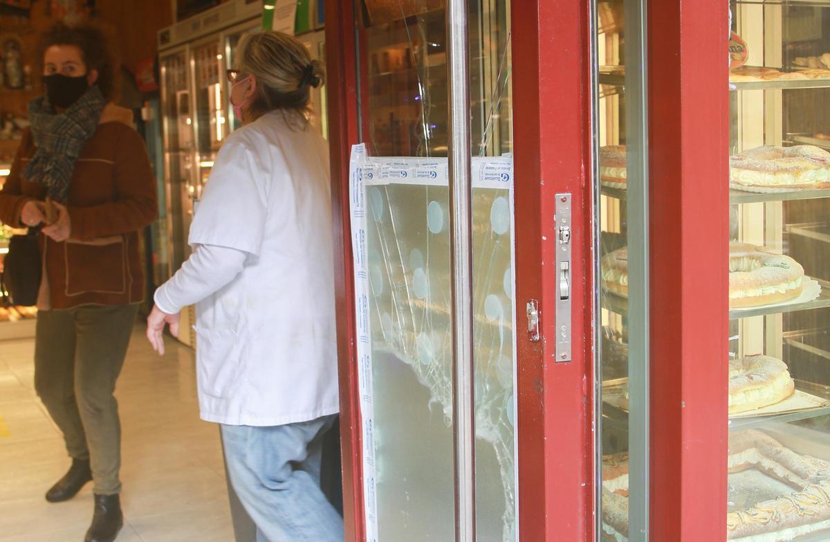 La puerta del obrador de pastelería Beyma fue golpeada con una tapa de alcantarilla.