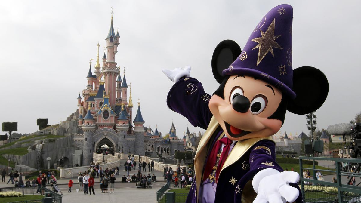 Mickey Mouse en el parque Disneyland, cerca de París