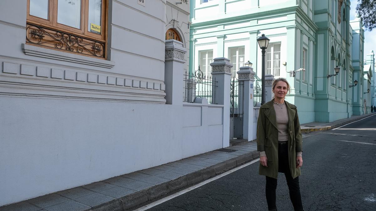 Soraya García delante del edificio que albergará su Vicerrectorado, junto a la sede institucional de la ULPGC.