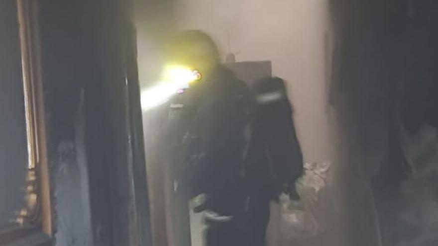 Un incendio destroza un dormitorio con ropas en  una vivienda en Bañaderos