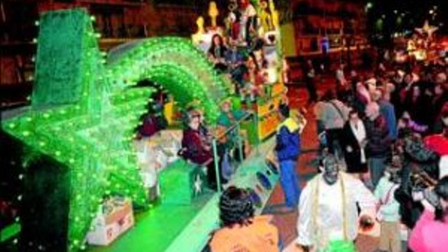 Los Reyes Magos estrenan carrozas de 9 metros en Plasencia