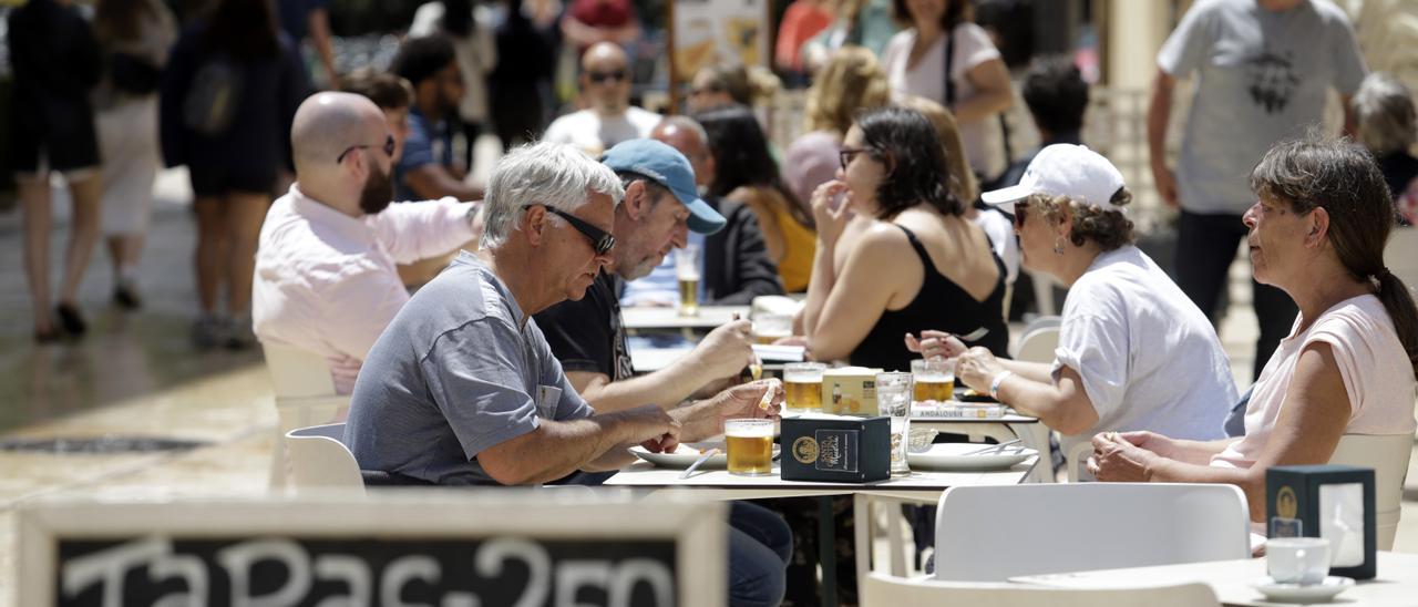 Turistas en una terraza de Málaga.