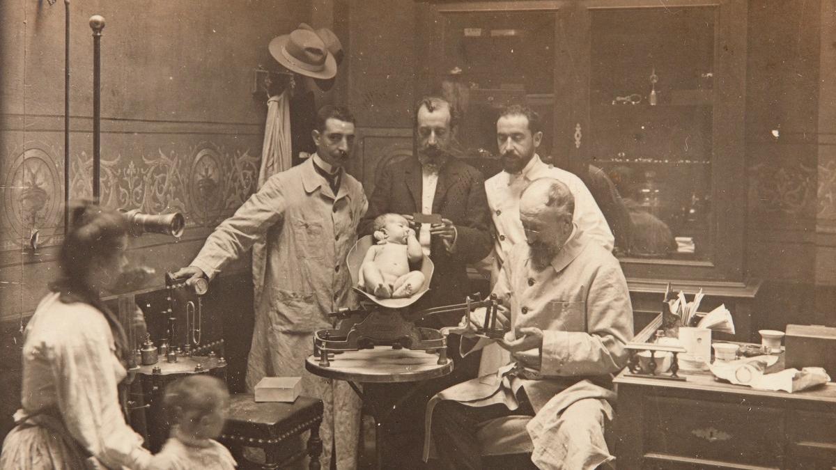 El doctor Macaya, asistiendo a una paciente en la Casa de la Lactancia, en 1903