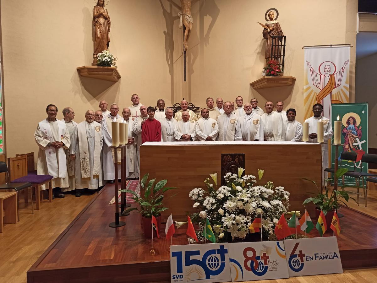 Los sacerdotes que participaron en la eucaristía.