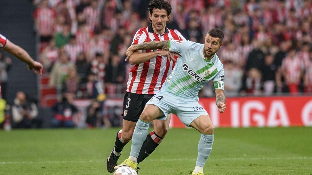 Dani Vivian y Aitor Ruibal luchan por el balón en el Athletic-Betis en San Mamés de la jornada 29 de LaLiga EA Sports