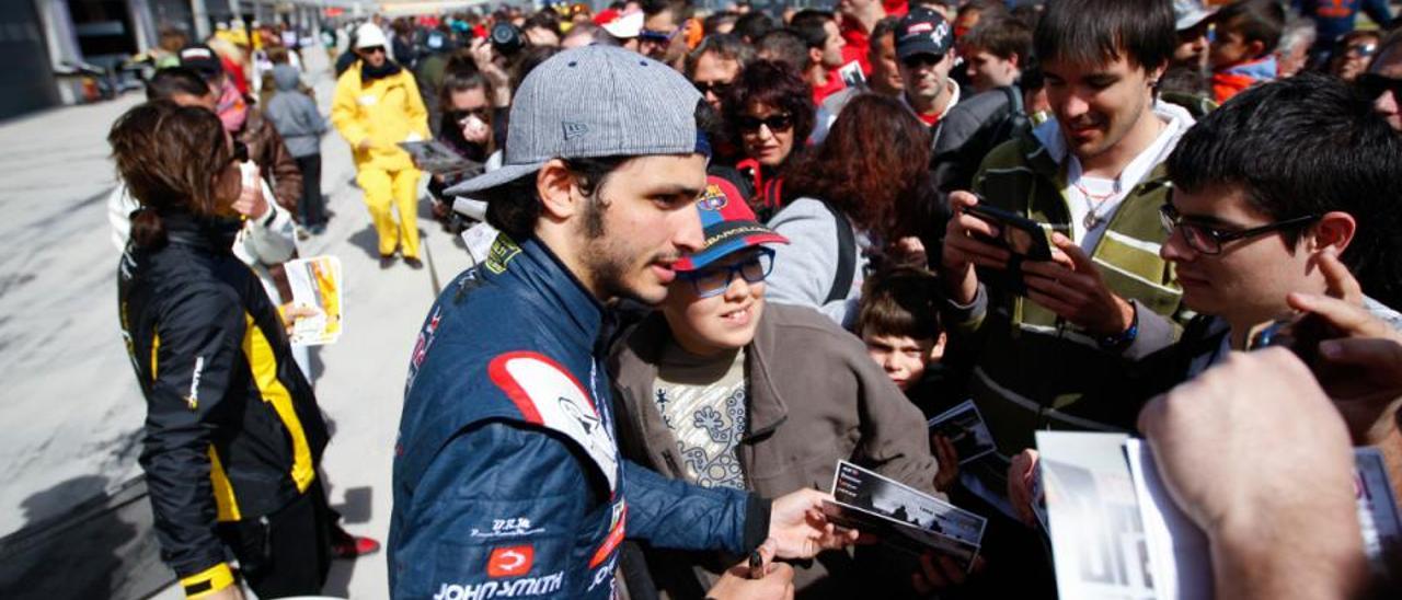 Carlos Sainz atiende a sus fans en el circuito de Motorland.