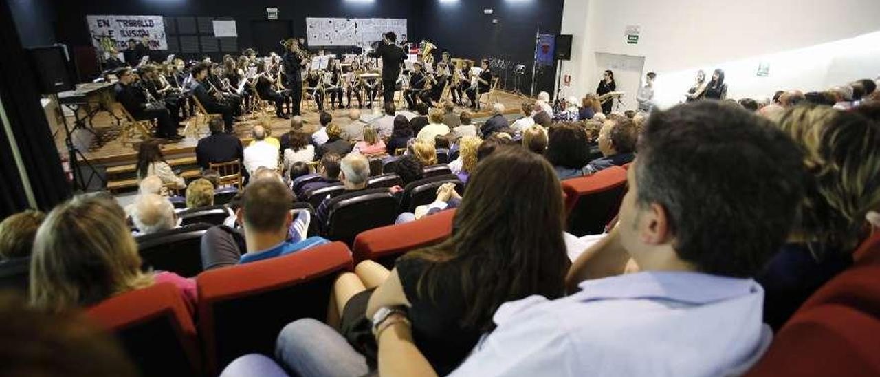 Un festival musical en Vilatuxe abarrota su auditorio