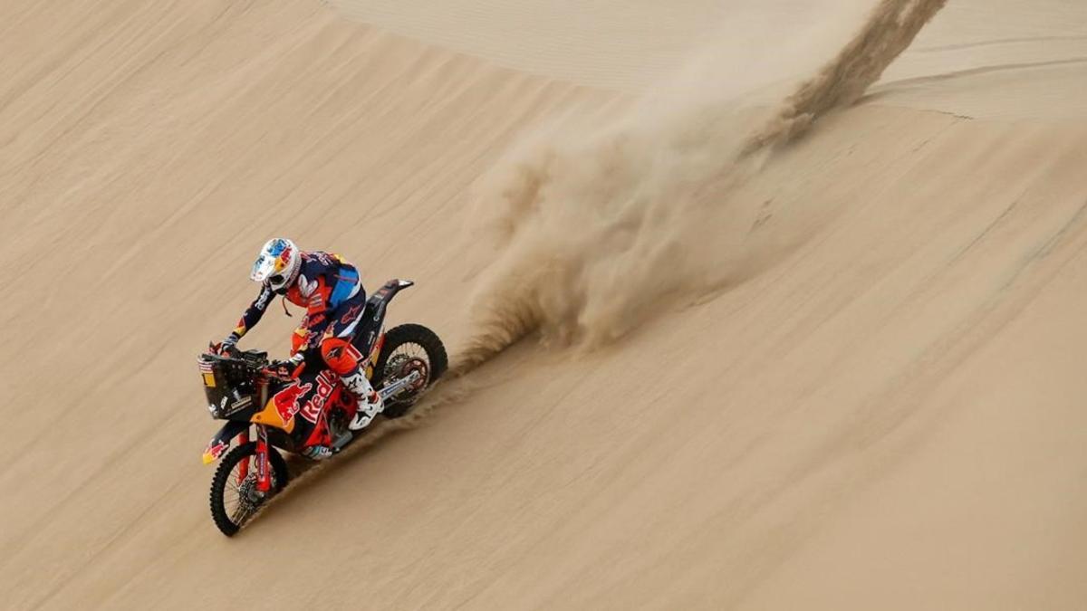 Sam Sunderland (KTM), actual campeón del Dakar, en la etapa de hoy, en Perú, poco antes de sufrir el accidente que le obligó a abandonar.