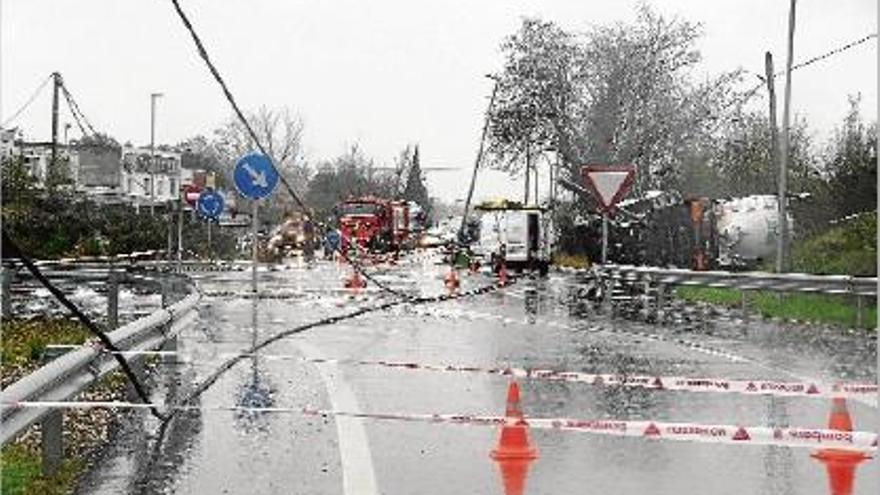 El camió es va accidentar a la rotonda de la N-II a Pont de Molins i els cables elèctrics van caure.