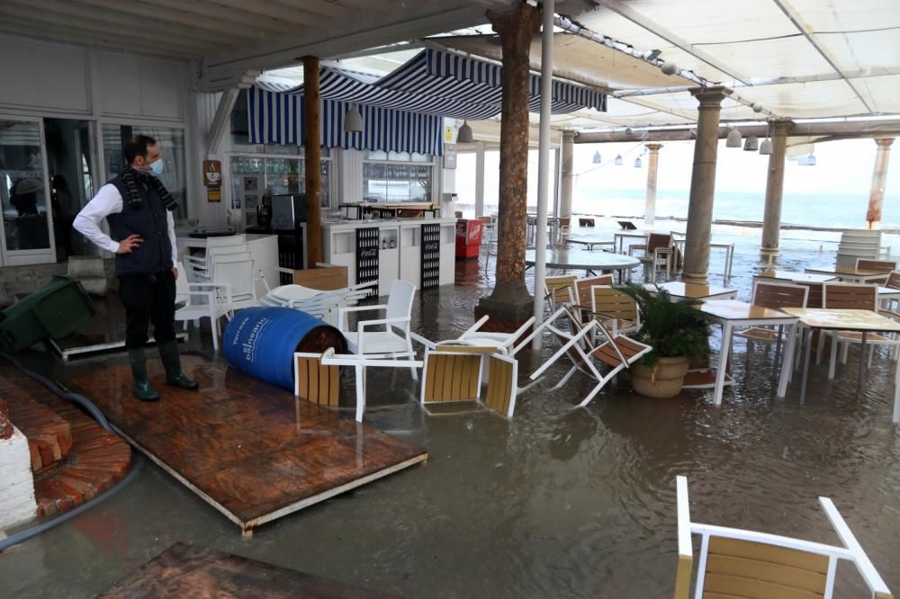 Lluvia y temporal en el mar en Málaga con la llegada de la borrasca Filomena.