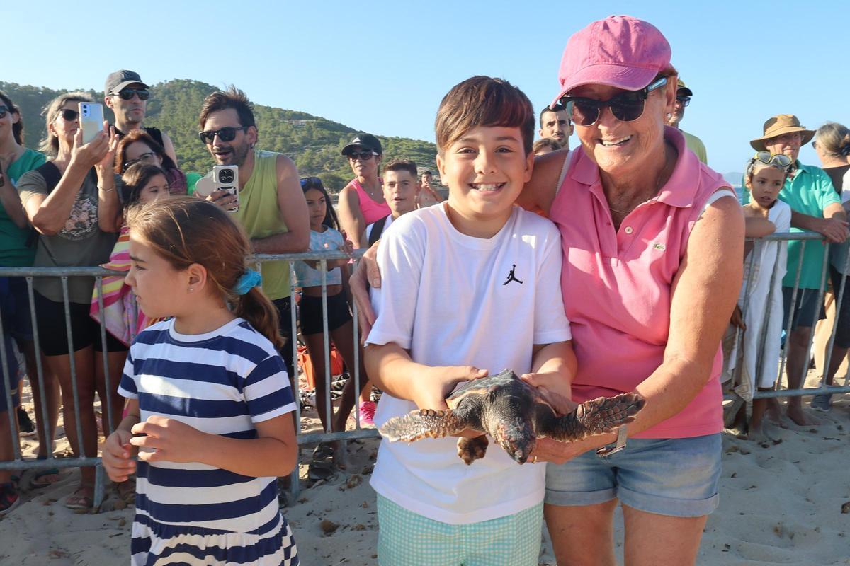 Las tortugas de Ibiza vuelven al mar tras un año Las tortugas de Ibiza vuelven al mar tras un año