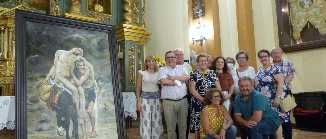 María José Luque junto a miembros de Cáritas Interparroquial en la presentación de su obra en San Francisco.