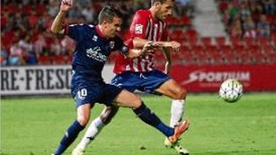 Julio Álvarez lluita amb Kiko Olivas durant el partit de la primera volta.