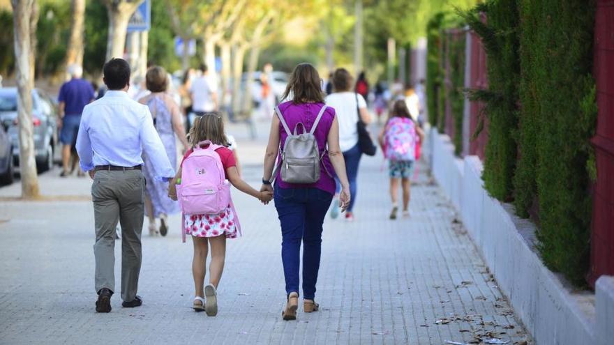 Intenta llevar a su hijo al colegio pese a no tener el resultado de su PCR