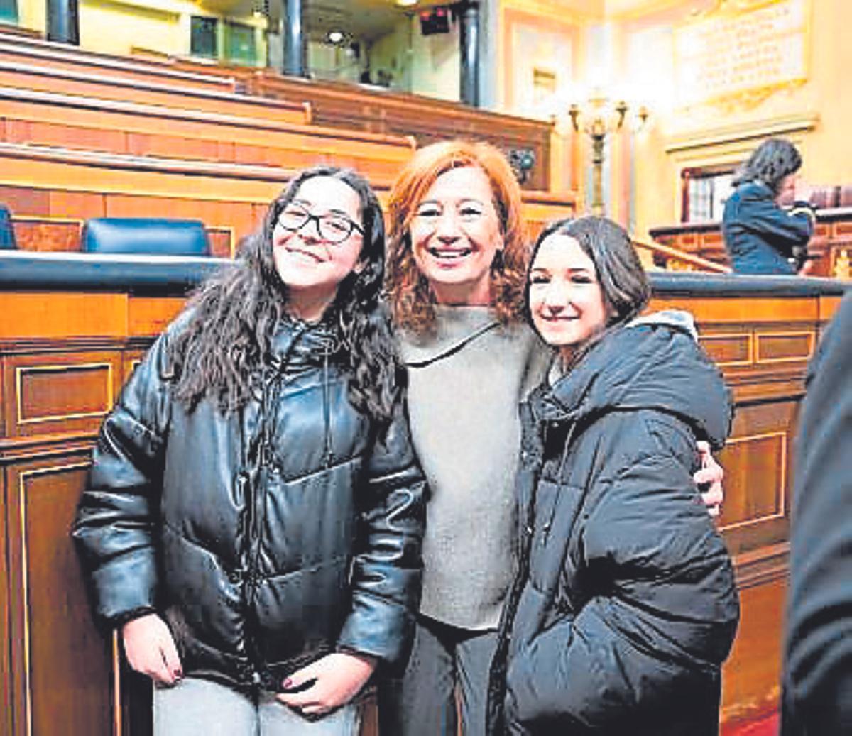 Francina Armengol con dos estudiantes mallorquinas.