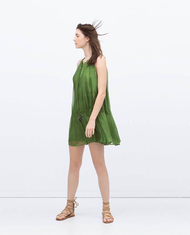 Vestido verde de Zara. Precio: 49,95 euros