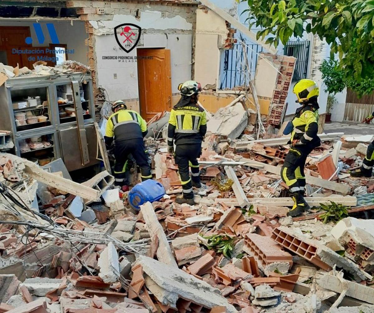 Bomberos realizando tareas de desescombro.