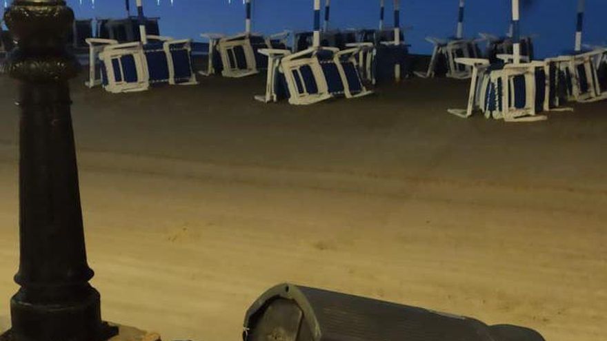 El vandalismo dejó también mobiliario urbano roto en la zona de playa.