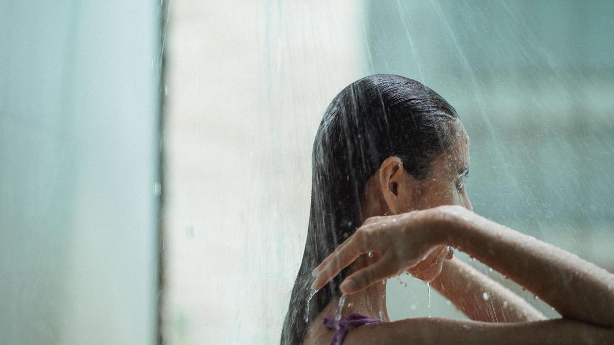 Els experts coincideixen: dutxar-te d'aquesta manera en plena onada de calor pot sortir-te car