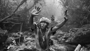 Chamán yanomami realiza un ritual antes de la subida al Pico da Neblina. Estado de Amazonas, Brasil, 2014.