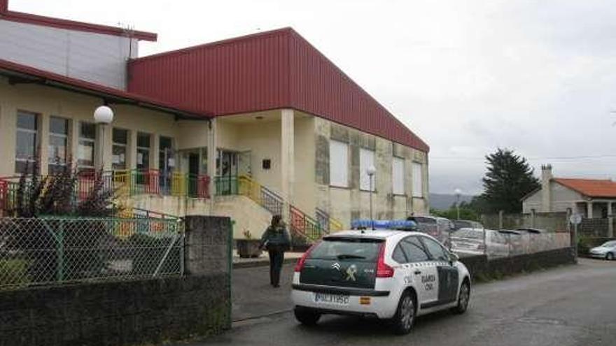 Una patrulla, vigilando en un colegio de Cambados.